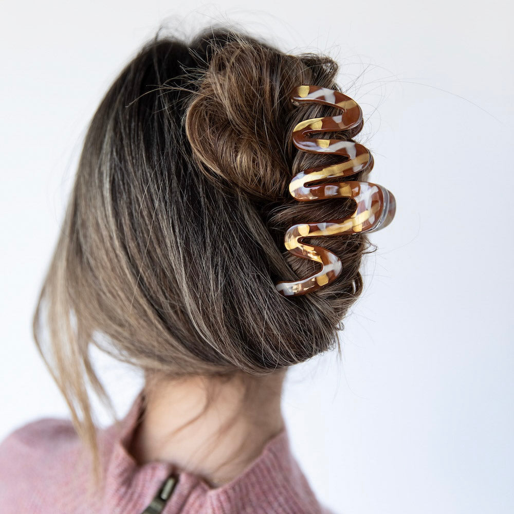 Large Luxe Wavy Claw Clip – Caramel Marble
