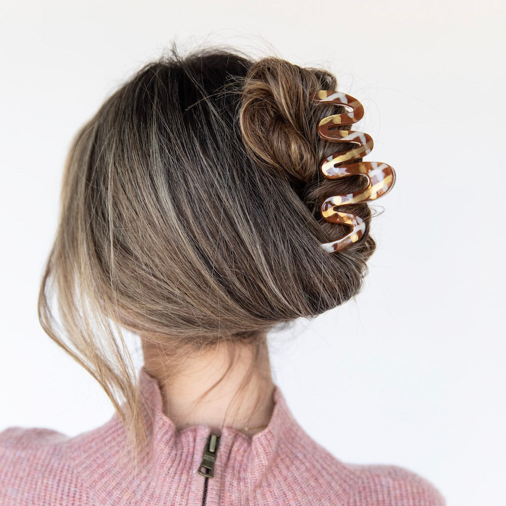 Large Luxe Wavy Claw Clip – Caramel Marble