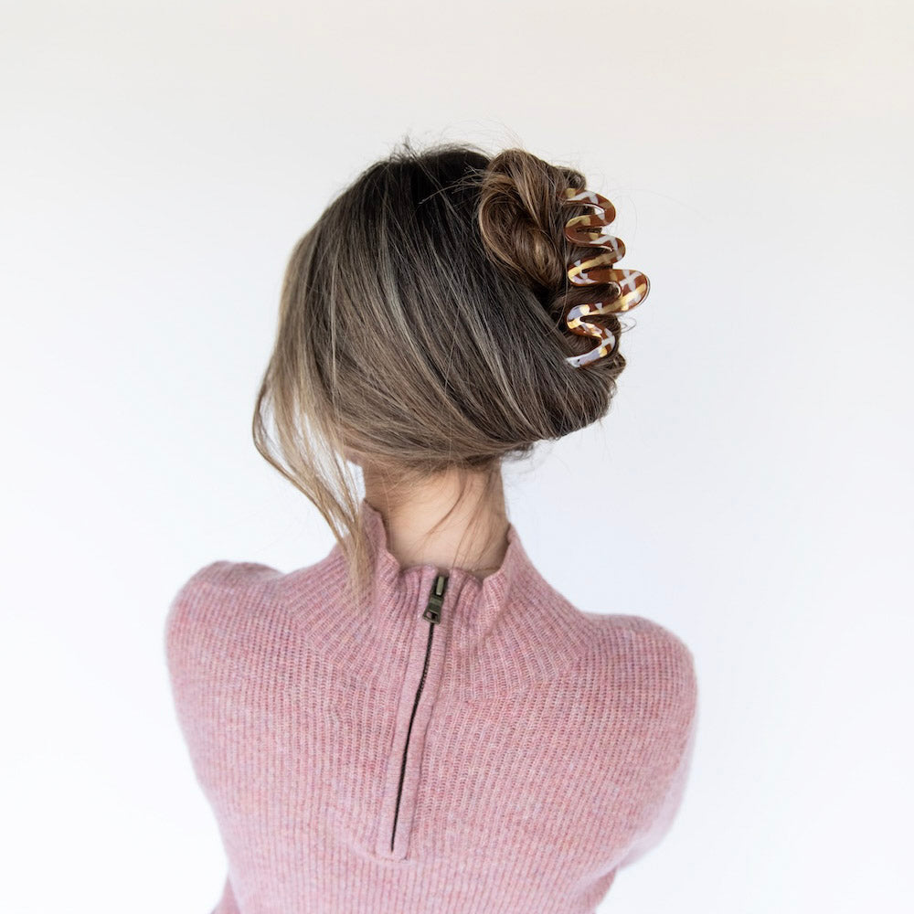 Large Luxe Wavy Claw Clip – Caramel Marble