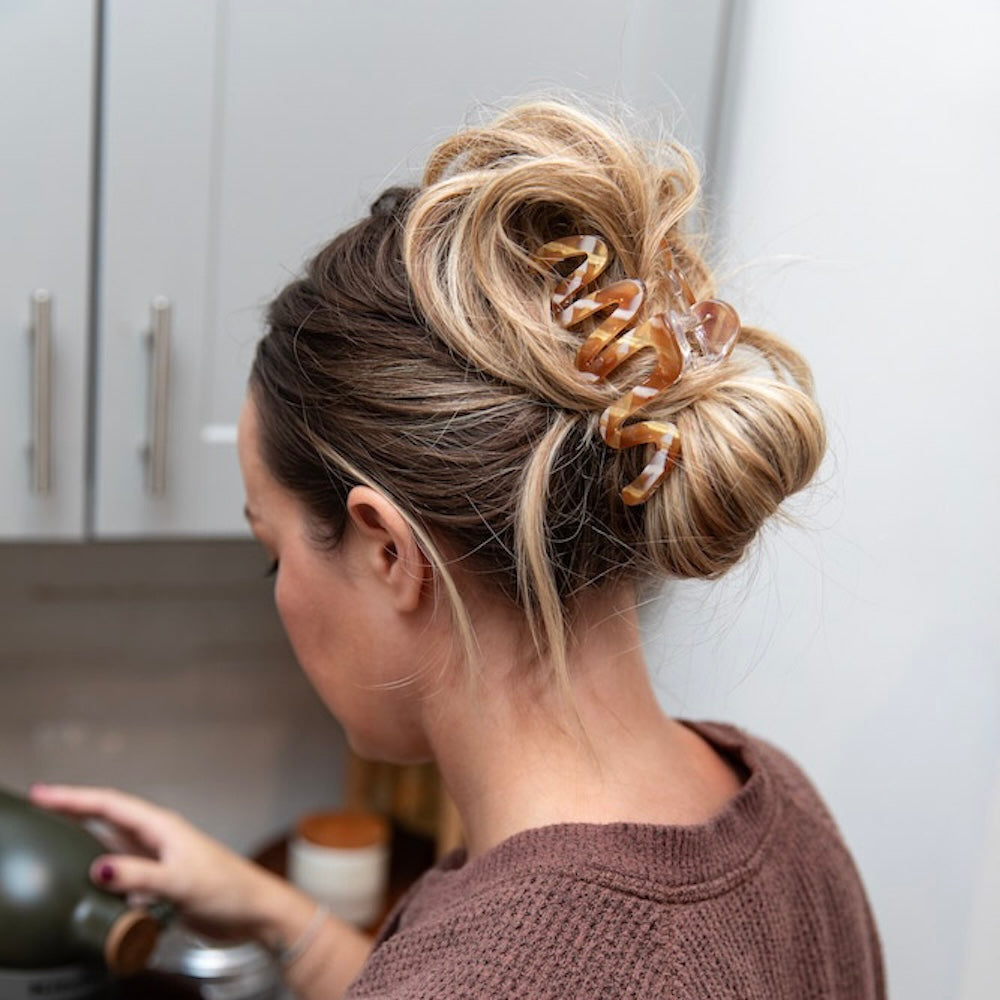 Large Luxe Wavy Claw Clip – Caramel Marble